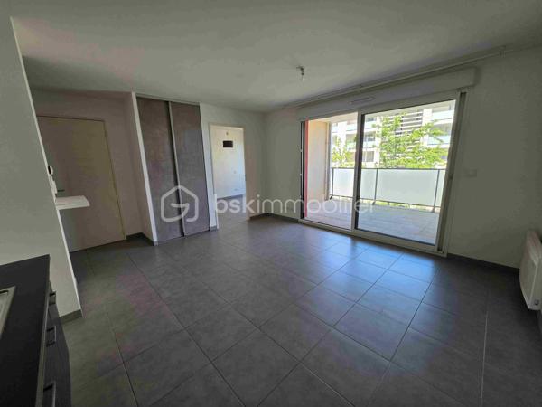 Résidence récente, environnement calme et agréable.

Idéal pour un premier achat, un pied-à-terre ou un investissement.

📍 Situé dans le secteur recherché de La Duranne, cet agréable appartement T2 d’environ 40 m² séduira par sa luminosité, son environnement agréable et sa proximité immédiate des commodités, des commerces, restaurants, des axes routiers, de la gare TGV et des pôles d’activités d’Aix-en-Provence. La Duranne est un quartier dynamique et prisé, particulièrement apprécié pour sa qualité de vie et son emplacement stratégique.

Dès l’entrée, vous découvrirez une belle pièce de vie baignée de lumière grâce à une large baie vitrée ouvrant sur une agréable terrasse. La cuisine ouverte s’intègre parfaitement à l’espace séjour pour offrir un cadre de vie moderne et convivial.

L’appartement dispose également :

* d’une chambre confortable,
* d’une salle d’eau moderne,
* de nombreux rangements,
* Terrasse de 10 m²
* Garage fermé privatif en sous-sol,
* Quartier résidentiel calme
* d’une terrasse idéale pour profiter des beaux jours.

Vous n'avez plus qu'à poser vos valises! 📞 Une visite s’impose pour découvrir tout son potentiel. N’attendez plus pour me contacter !