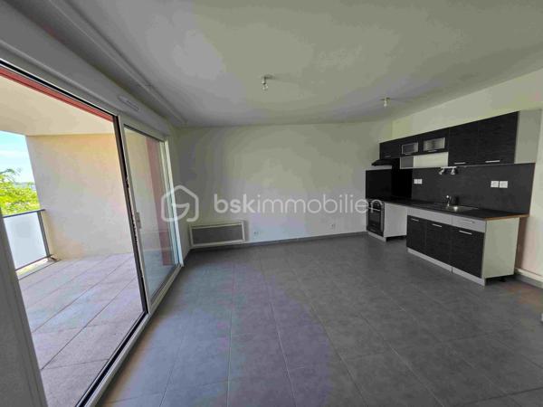 Résidence récente, environnement calme et agréable.

Idéal pour un premier achat, un pied-à-terre ou un investissement.

📍 Situé dans le secteur recherché de La Duranne, cet agréable appartement T2 d’environ 40 m² séduira par sa luminosité, son environnement agréable et sa proximité immédiate des commodités, des commerces, restaurants, des axes routiers, de la gare TGV et des pôles d’activités d’Aix-en-Provence. La Duranne est un quartier dynamique et prisé, particulièrement apprécié pour sa qualité de vie et son emplacement stratégique.

Dès l’entrée, vous découvrirez une belle pièce de vie baignée de lumière grâce à une large baie vitrée ouvrant sur une agréable terrasse. La cuisine ouverte s’intègre parfaitement à l’espace séjour pour offrir un cadre de vie moderne et convivial.

L’appartement dispose également :

* d’une chambre confortable,
* d’une salle d’eau moderne,
* de nombreux rangements,
* Terrasse de 10 m²
* Garage fermé privatif en sous-sol,
* Quartier résidentiel calme
* d’une terrasse idéale pour profiter des beaux jours.

Vous n'avez plus qu'à poser vos valises! 📞 Une visite s’impose pour découvrir tout son potentiel. N’attendez plus pour me contacter !