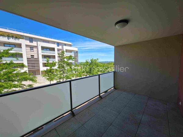 Résidence récente, environnement calme et agréable.

Idéal pour un premier achat, un pied-à-terre ou un investissement.

📍 Situé dans le secteur recherché de La Duranne, cet agréable appartement T2 d’environ 40 m² séduira par sa luminosité, son environnement agréable et sa proximité immédiate des commodités, des commerces, restaurants, des axes routiers, de la gare TGV et des pôles d’activités d’Aix-en-Provence. La Duranne est un quartier dynamique et prisé, particulièrement apprécié pour sa qualité de vie et son emplacement stratégique.

Dès l’entrée, vous découvrirez une belle pièce de vie baignée de lumière grâce à une large baie vitrée ouvrant sur une agréable terrasse. La cuisine ouverte s’intègre parfaitement à l’espace séjour pour offrir un cadre de vie moderne et convivial.

L’appartement dispose également :

* d’une chambre confortable,
* d’une salle d’eau moderne,
* de nombreux rangements,
* Terrasse de 10 m²
* Garage fermé privatif en sous-sol,
* Quartier résidentiel calme
* d’une terrasse idéale pour profiter des beaux jours.

Vous n'avez plus qu'à poser vos valises! 📞 Une visite s’impose pour découvrir tout son potentiel. N’attendez plus pour me contacter !