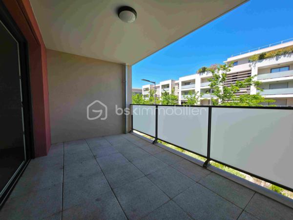 Résidence récente, environnement calme et agréable.

Idéal pour un premier achat, un pied-à-terre ou un investissement.

📍 Situé dans le secteur recherché de La Duranne, cet agréable appartement T2 d’environ 40 m² séduira par sa luminosité, son environnement agréable et sa proximité immédiate des commodités, des commerces, restaurants, des axes routiers, de la gare TGV et des pôles d’activités d’Aix-en-Provence. La Duranne est un quartier dynamique et prisé, particulièrement apprécié pour sa qualité de vie et son emplacement stratégique.

Dès l’entrée, vous découvrirez une belle pièce de vie baignée de lumière grâce à une large baie vitrée ouvrant sur une agréable terrasse. La cuisine ouverte s’intègre parfaitement à l’espace séjour pour offrir un cadre de vie moderne et convivial.

L’appartement dispose également :

* d’une chambre confortable,
* d’une salle d’eau moderne,
* de nombreux rangements,
* Terrasse de 10 m²
* Garage fermé privatif en sous-sol,
* Quartier résidentiel calme
* d’une terrasse idéale pour profiter des beaux jours.

Vous n'avez plus qu'à poser vos valises! 📞 Une visite s’impose pour découvrir tout son potentiel. N’attendez plus pour me contacter !