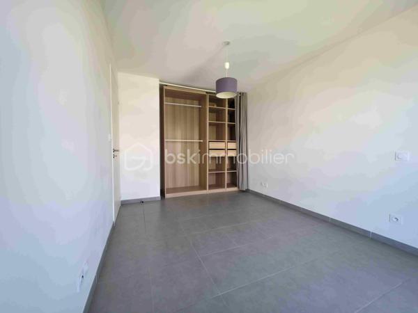 Résidence récente, environnement calme et agréable.

Idéal pour un premier achat, un pied-à-terre ou un investissement.

📍 Situé dans le secteur recherché de La Duranne, cet agréable appartement T2 d’environ 40 m² séduira par sa luminosité, son environnement agréable et sa proximité immédiate des commodités, des commerces, restaurants, des axes routiers, de la gare TGV et des pôles d’activités d’Aix-en-Provence. La Duranne est un quartier dynamique et prisé, particulièrement apprécié pour sa qualité de vie et son emplacement stratégique.

Dès l’entrée, vous découvrirez une belle pièce de vie baignée de lumière grâce à une large baie vitrée ouvrant sur une agréable terrasse. La cuisine ouverte s’intègre parfaitement à l’espace séjour pour offrir un cadre de vie moderne et convivial.

L’appartement dispose également :

* d’une chambre confortable,
* d’une salle d’eau moderne,
* de nombreux rangements,
* Terrasse de 10 m²
* Garage fermé privatif en sous-sol,
* Quartier résidentiel calme
* d’une terrasse idéale pour profiter des beaux jours.

Vous n'avez plus qu'à poser vos valises! 📞 Une visite s’impose pour découvrir tout son potentiel. N’attendez plus pour me contacter !