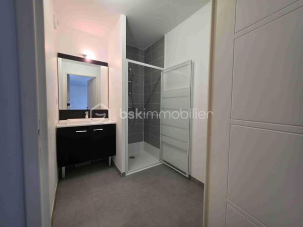 Résidence récente, environnement calme et agréable.

Idéal pour un premier achat, un pied-à-terre ou un investissement.

📍 Situé dans le secteur recherché de La Duranne, cet agréable appartement T2 d’environ 40 m² séduira par sa luminosité, son environnement agréable et sa proximité immédiate des commodités, des commerces, restaurants, des axes routiers, de la gare TGV et des pôles d’activités d’Aix-en-Provence. La Duranne est un quartier dynamique et prisé, particulièrement apprécié pour sa qualité de vie et son emplacement stratégique.

Dès l’entrée, vous découvrirez une belle pièce de vie baignée de lumière grâce à une large baie vitrée ouvrant sur une agréable terrasse. La cuisine ouverte s’intègre parfaitement à l’espace séjour pour offrir un cadre de vie moderne et convivial.

L’appartement dispose également :

* d’une chambre confortable,
* d’une salle d’eau moderne,
* de nombreux rangements,
* Terrasse de 10 m²
* Garage fermé privatif en sous-sol,
* Quartier résidentiel calme
* d’une terrasse idéale pour profiter des beaux jours.

Vous n'avez plus qu'à poser vos valises! 📞 Une visite s’impose pour découvrir tout son potentiel. N’attendez plus pour me contacter !