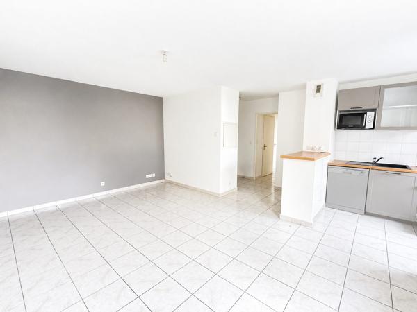ANGERS ! APPARTEMENT T3 AVEC TERRASSE ET 2 PARKINGS