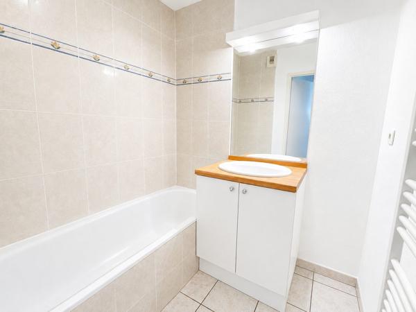 ANGERS ! APPARTEMENT T3 AVEC TERRASSE ET 2 PARKINGS