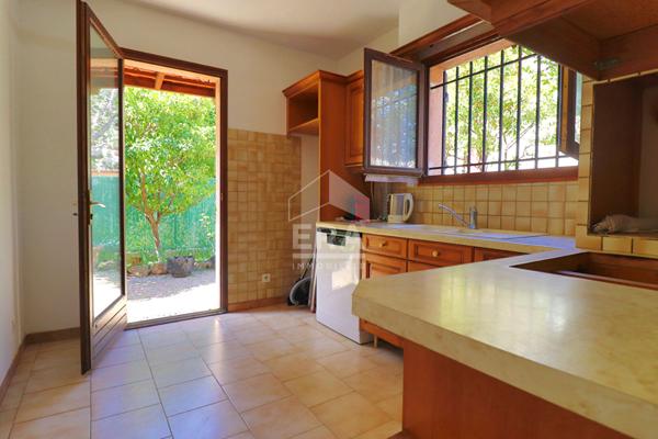 A vendre Maison individuelle Marseille 13010 4/5 pièces 100 m2  jardin sous-sol  garage parkings aménageable calme travaux rafraîchissement