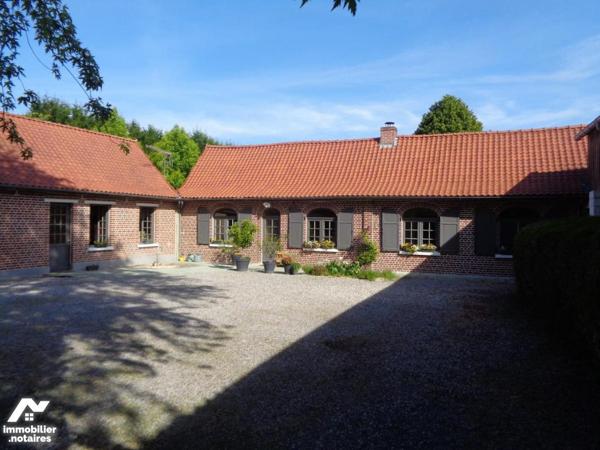 Bâtie sur 13.650 m² fermette rénovée avec un entrepôt de 600 m² environ