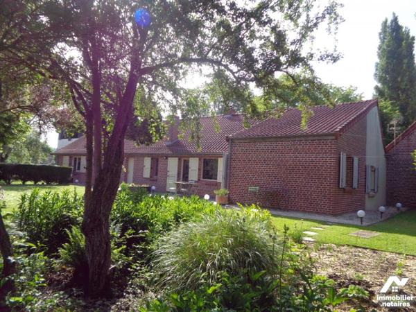 Bâtie sur 13.650 m² fermette rénovée avec un entrepôt de 600 m² environ