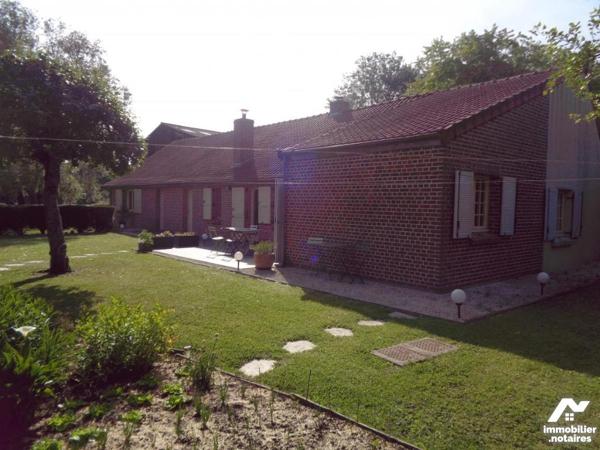 Bâtie sur 13.650 m² fermette rénovée avec un entrepôt de 600 m² environ