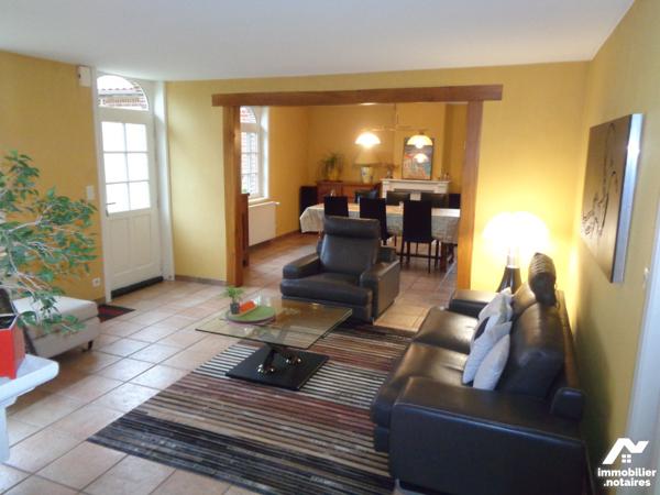 Bâtie sur 13.650 m² fermette rénovée avec un entrepôt de 600 m² environ