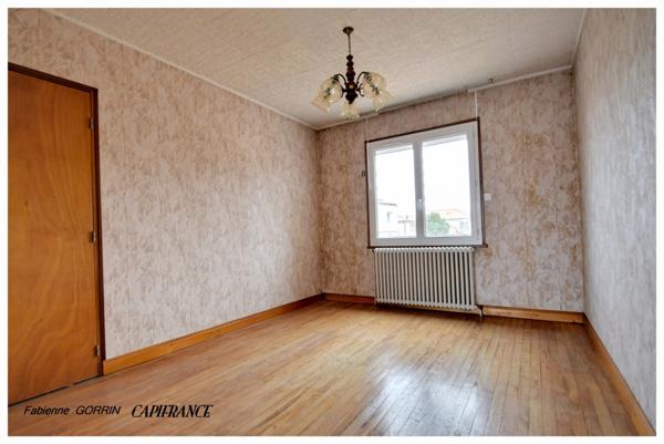 Maison à vendre pièces (17)PUIBOREAU, MAISON A ETAGE AVEC REZ DE CHAUSSEE AMENAGE EN APPARTEMENT, 5 CHAMBRES, GARAGE, VERANDA,TERRAIN CLOS.