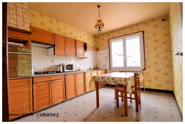 Maison à vendre pièces (17)PUIBOREAU, MAISON A ETAGE AVEC REZ DE CHAUSSEE AMENAGE EN APPARTEMENT, 5 CHAMBRES, GARAGE, VERANDA,TERRAIN CLOS.