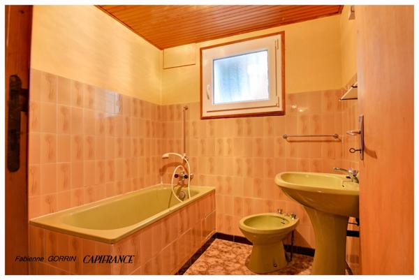 Maison à vendre pièces (17)PUIBOREAU, MAISON A ETAGE AVEC REZ DE CHAUSSEE AMENAGE EN APPARTEMENT, 5 CHAMBRES, GARAGE, VERANDA,TERRAIN CLOS.