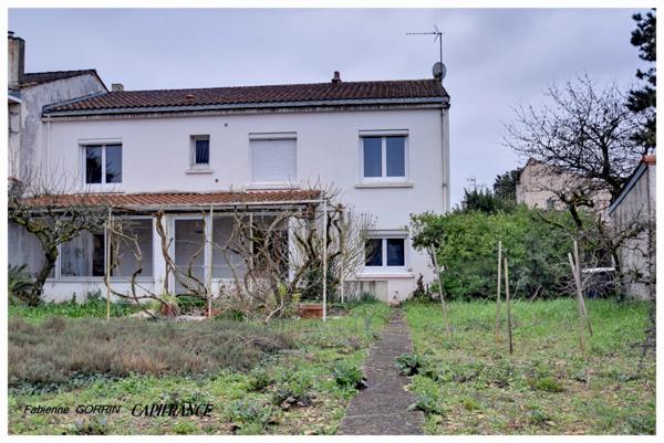 Maison à vendre pièces (17)PUIBOREAU, MAISON A ETAGE AVEC REZ DE CHAUSSEE AMENAGE EN APPARTEMENT, 5 CHAMBRES, GARAGE, VERANDA,TERRAIN CLOS.