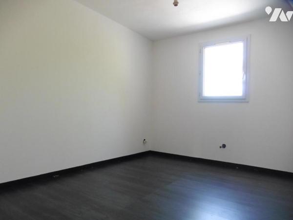 MESANGER, en hameau, maison de plain-pied, trois chambres, sur 1000 m² de terrain avec puits