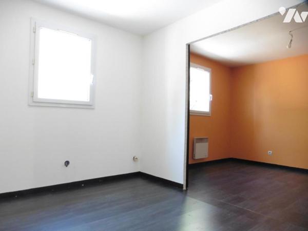 MESANGER, en hameau, maison de plain-pied, trois chambres, sur 1000 m² de terrain avec puits