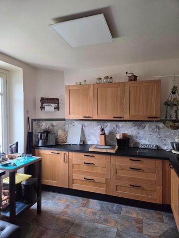 Maison d'habitation de 150 m² élevée partie sur cave, comprenant en rez-de-chaussée une entrée, un sas desservant un salon, une salle a manger et une cuisine aménagée et équipée accès sur le jardin, placard sous escalier et un toilette. L'étage comprenant un palier, un toilette indépendant, une chambre avec salle d'eau, deux chambres , une salle d'eau avec toilette. Une grange d'environ 80m², d'un atelier et d'une pièce aménagée et climatisée donnant sur un jardin clos de murs.
