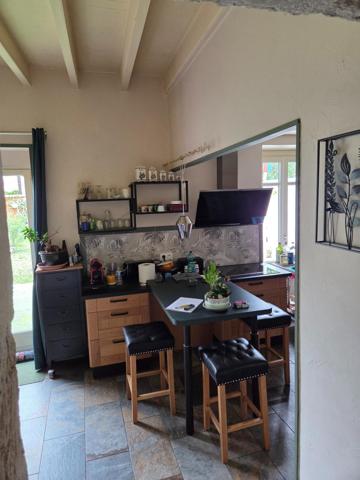 Maison d'habitation de 150 m² élevée partie sur cave, comprenant en rez-de-chaussée une entrée, un sas desservant un salon, une salle a manger et une cuisine aménagée et équipée accès sur le jardin, placard sous escalier et un toilette. L'étage comprenant un palier, un toilette indépendant, une chambre avec salle d'eau, deux chambres , une salle d'eau avec toilette. Une grange d'environ 80m², d'un atelier et d'une pièce aménagée et climatisée donnant sur un jardin clos de murs.