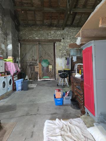 Maison d'habitation de 150 m² élevée partie sur cave, comprenant en rez-de-chaussée une entrée, un sas desservant un salon, une salle a manger et une cuisine aménagée et équipée accès sur le jardin, placard sous escalier et un toilette. L'étage comprenant un palier, un toilette indépendant, une chambre avec salle d'eau, deux chambres , une salle d'eau avec toilette. Une grange d'environ 80m², d'un atelier et d'une pièce aménagée et climatisée donnant sur un jardin clos de murs.