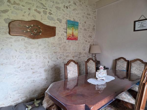 Maison d'habitation de 150 m² élevée partie sur cave, comprenant en rez-de-chaussée une entrée, un sas desservant un salon, une salle a manger et une cuisine aménagée et équipée accès sur le jardin, placard sous escalier et un toilette. L'étage comprenant un palier, un toilette indépendant, une chambre avec salle d'eau, deux chambres , une salle d'eau avec toilette. Une grange d'environ 80m², d'un atelier et d'une pièce aménagée et climatisée donnant sur un jardin clos de murs.