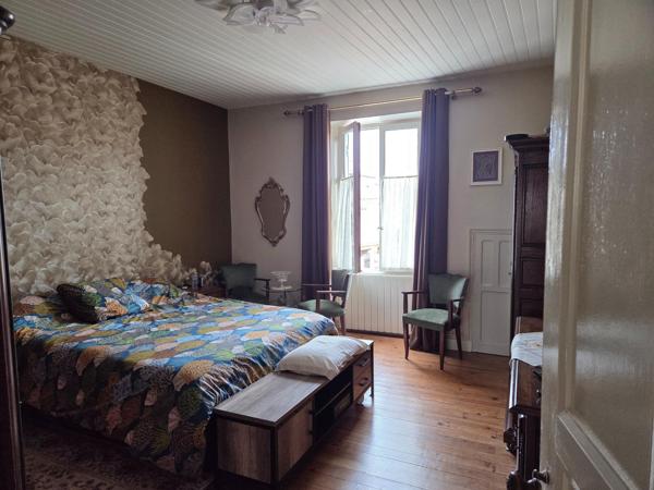 Maison d'habitation de 150 m² élevée partie sur cave, comprenant en rez-de-chaussée une entrée, un sas desservant un salon, une salle a manger et une cuisine aménagée et équipée accès sur le jardin, placard sous escalier et un toilette. L'étage comprenant un palier, un toilette indépendant, une chambre avec salle d'eau, deux chambres , une salle d'eau avec toilette. Une grange d'environ 80m², d'un atelier et d'une pièce aménagée et climatisée donnant sur un jardin clos de murs.