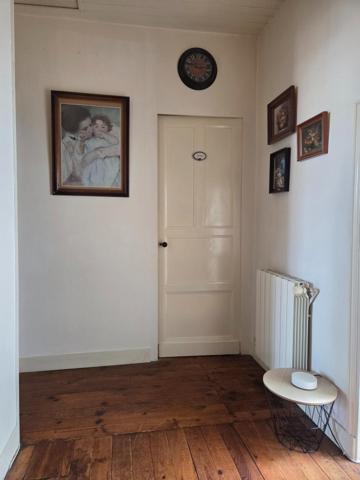 Maison d'habitation de 150 m² élevée partie sur cave, comprenant en rez-de-chaussée une entrée, un sas desservant un salon, une salle a manger et une cuisine aménagée et équipée accès sur le jardin, placard sous escalier et un toilette. L'étage comprenant un palier, un toilette indépendant, une chambre avec salle d'eau, deux chambres , une salle d'eau avec toilette. Une grange d'environ 80m², d'un atelier et d'une pièce aménagée et climatisée donnant sur un jardin clos de murs.