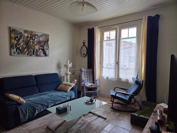 Maison d'habitation de 150 m² élevée partie sur cave, comprenant en rez-de-chaussée une entrée, un sas desservant un salon, une salle a manger et une cuisine aménagée et équipée accès sur le jardin, placard sous escalier et un toilette. L'étage comprenant un palier, un toilette indépendant, une chambre avec salle d'eau, deux chambres , une salle d'eau avec toilette. Une grange d'environ 80m², d'un atelier et d'une pièce aménagée et climatisée donnant sur un jardin clos de murs.