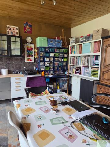 Maison d'habitation de 150 m² élevée partie sur cave, comprenant en rez-de-chaussée une entrée, un sas desservant un salon, une salle a manger et une cuisine aménagée et équipée accès sur le jardin, placard sous escalier et un toilette. L'étage comprenant un palier, un toilette indépendant, une chambre avec salle d'eau, deux chambres , une salle d'eau avec toilette. Une grange d'environ 80m², d'un atelier et d'une pièce aménagée et climatisée donnant sur un jardin clos de murs.