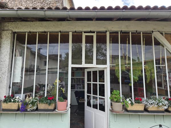 Maison d'habitation de 150 m² élevée partie sur cave, comprenant en rez-de-chaussée une entrée, un sas desservant un salon, une salle a manger et une cuisine aménagée et équipée accès sur le jardin, placard sous escalier et un toilette. L'étage comprenant un palier, un toilette indépendant, une chambre avec salle d'eau, deux chambres , une salle d'eau avec toilette. Une grange d'environ 80m², d'un atelier et d'une pièce aménagée et climatisée donnant sur un jardin clos de murs.