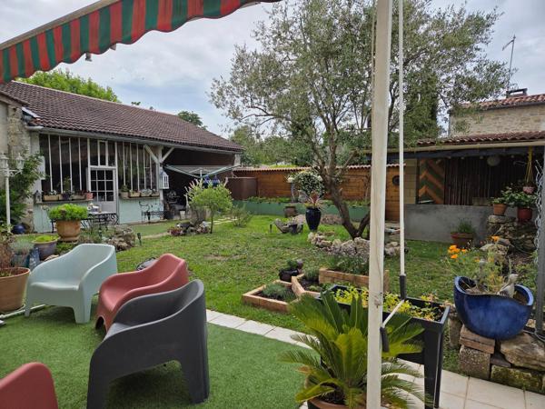 Maison d'habitation de 150 m² élevée partie sur cave, comprenant en rez-de-chaussée une entrée, un sas desservant un salon, une salle a manger et une cuisine aménagée et équipée accès sur le jardin, placard sous escalier et un toilette. L'étage comprenant un palier, un toilette indépendant, une chambre avec salle d'eau, deux chambres , une salle d'eau avec toilette. Une grange d'environ 80m², d'un atelier et d'une pièce aménagée et climatisée donnant sur un jardin clos de murs.