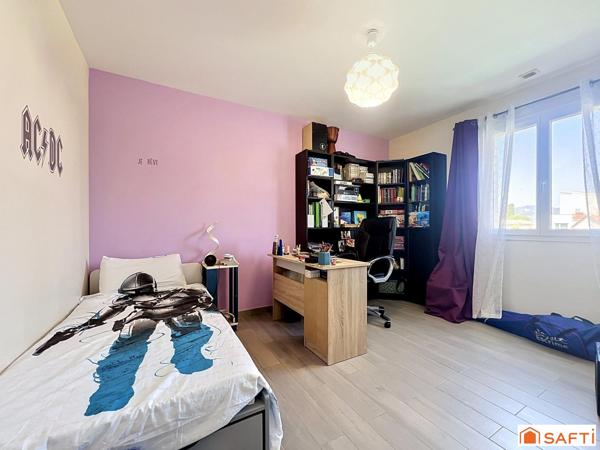 La Roquette S/Siagne : villa avec piscine + garage.