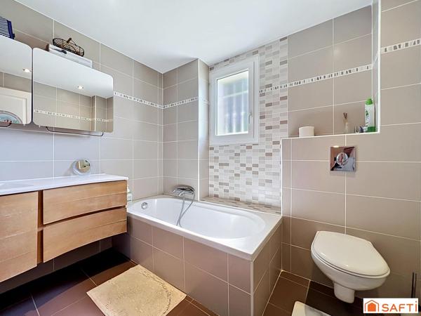 La Roquette S/Siagne : villa avec piscine + garage.