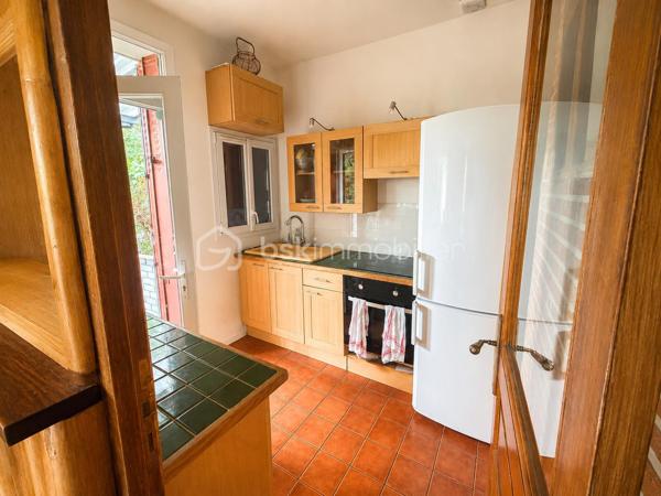 Située à Bry-sur-Marne, à proximité immédiate des transports, des écoles et des commodités, venez découvrir cette maison de caractère d’environ 73 m² habitables, complétée par des espaces aménagés supplémentaires avec accès indépendant depuis le jardin;

Un arrêt de bus se trouve à proximité immédiate de la maison, facilitant notamment l’accès au RER A de Bry-sur-Marne.

Au niveau principal, la maison se compose :
* d’une cuisine,
* d’un WC indépendant,
* d’une petite salle d’eau,
* d’un salon,
* d’un espace séjour chaleureux avec poêle à bois.

À l’étage :
* 3 chambres,
* un WC indépendant.

En complément, le niveau inférieur, non comptabilisé dans la surface habitable annoncée, dispose :

* d’une chambre,
* d’une salle d’eau,
* d’un WC,
* de rangements,
* ainsi que d’un **accès indépendant directement depuis le jardin**.

Cet espace peut répondre à différents besoins : chambre d’amis, espace adolescent, bureau ou espace indépendant.

À l’extérieur, vous profiterez d’un **jardin arboré** ainsi que d’une agréable **terrasse couverte**, véritable prolongement de la maison aux beaux jours.

Parquet, briques apparentes, cheminée / poêle et éléments bois apportent à l’ensemble une atmosphère chaleureuse et pleine de caractère.

DPE D, double vitrage

Une maison atypique offrant de beaux espaces complémentaires et un emplacement pratique pour le quotidien.

**N’hésitez pas à me contacter pour davantage d’informations ou pour organiser une visite.**