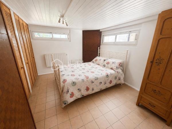 Située à Bry-sur-Marne, à proximité immédiate des transports, des écoles et des commodités, venez découvrir cette maison de caractère d’environ 73 m² habitables, complétée par des espaces aménagés supplémentaires avec accès indépendant depuis le jardin;

Un arrêt de bus se trouve à proximité immédiate de la maison, facilitant notamment l’accès au RER A de Bry-sur-Marne.

Au niveau principal, la maison se compose :
* d’une cuisine,
* d’un WC indépendant,
* d’une petite salle d’eau,
* d’un salon,
* d’un espace séjour chaleureux avec poêle à bois.

À l’étage :
* 3 chambres,
* un WC indépendant.

En complément, le niveau inférieur, non comptabilisé dans la surface habitable annoncée, dispose :

* d’une chambre,
* d’une salle d’eau,
* d’un WC,
* de rangements,
* ainsi que d’un **accès indépendant directement depuis le jardin**.

Cet espace peut répondre à différents besoins : chambre d’amis, espace adolescent, bureau ou espace indépendant.

À l’extérieur, vous profiterez d’un **jardin arboré** ainsi que d’une agréable **terrasse couverte**, véritable prolongement de la maison aux beaux jours.

Parquet, briques apparentes, cheminée / poêle et éléments bois apportent à l’ensemble une atmosphère chaleureuse et pleine de caractère.

DPE D, double vitrage

Une maison atypique offrant de beaux espaces complémentaires et un emplacement pratique pour le quotidien.

**N’hésitez pas à me contacter pour davantage d’informations ou pour organiser une visite.**