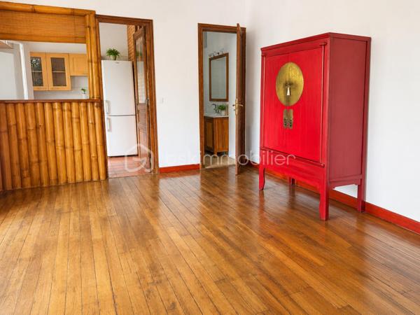 Située à Bry-sur-Marne, à proximité immédiate des transports, des écoles et des commodités, venez découvrir cette maison de caractère d’environ 73 m² habitables, complétée par des espaces aménagés supplémentaires avec accès indépendant depuis le jardin;

Un arrêt de bus se trouve à proximité immédiate de la maison, facilitant notamment l’accès au RER A de Bry-sur-Marne.

Au niveau principal, la maison se compose :
* d’une cuisine,
* d’un WC indépendant,
* d’une petite salle d’eau,
* d’un salon,
* d’un espace séjour chaleureux avec poêle à bois.

À l’étage :
* 3 chambres,
* un WC indépendant.

En complément, le niveau inférieur, non comptabilisé dans la surface habitable annoncée, dispose :

* d’une chambre,
* d’une salle d’eau,
* d’un WC,
* de rangements,
* ainsi que d’un **accès indépendant directement depuis le jardin**.

Cet espace peut répondre à différents besoins : chambre d’amis, espace adolescent, bureau ou espace indépendant.

À l’extérieur, vous profiterez d’un **jardin arboré** ainsi que d’une agréable **terrasse couverte**, véritable prolongement de la maison aux beaux jours.

Parquet, briques apparentes, cheminée / poêle et éléments bois apportent à l’ensemble une atmosphère chaleureuse et pleine de caractère.

DPE D, double vitrage

Une maison atypique offrant de beaux espaces complémentaires et un emplacement pratique pour le quotidien.

**N’hésitez pas à me contacter pour davantage d’informations ou pour organiser une visite.**