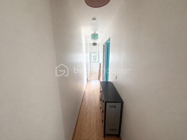 Située à Bry-sur-Marne, à proximité immédiate des transports, des écoles et des commodités, venez découvrir cette maison de caractère d’environ 73 m² habitables, complétée par des espaces aménagés supplémentaires avec accès indépendant depuis le jardin;

Un arrêt de bus se trouve à proximité immédiate de la maison, facilitant notamment l’accès au RER A de Bry-sur-Marne.

Au niveau principal, la maison se compose :
* d’une cuisine,
* d’un WC indépendant,
* d’une petite salle d’eau,
* d’un salon,
* d’un espace séjour chaleureux avec poêle à bois.

À l’étage :
* 3 chambres,
* un WC indépendant.

En complément, le niveau inférieur, non comptabilisé dans la surface habitable annoncée, dispose :

* d’une chambre,
* d’une salle d’eau,
* d’un WC,
* de rangements,
* ainsi que d’un **accès indépendant directement depuis le jardin**.

Cet espace peut répondre à différents besoins : chambre d’amis, espace adolescent, bureau ou espace indépendant.

À l’extérieur, vous profiterez d’un **jardin arboré** ainsi que d’une agréable **terrasse couverte**, véritable prolongement de la maison aux beaux jours.

Parquet, briques apparentes, cheminée / poêle et éléments bois apportent à l’ensemble une atmosphère chaleureuse et pleine de caractère.

DPE D, double vitrage

Une maison atypique offrant de beaux espaces complémentaires et un emplacement pratique pour le quotidien.

**N’hésitez pas à me contacter pour davantage d’informations ou pour organiser une visite.**