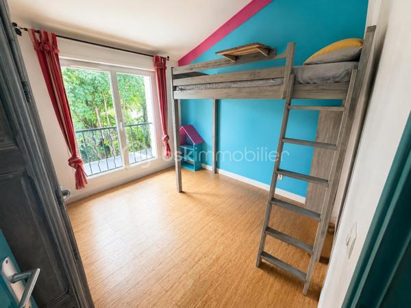 Située à Bry-sur-Marne, à proximité immédiate des transports, des écoles et des commodités, venez découvrir cette maison de caractère d’environ 73 m² habitables, complétée par des espaces aménagés supplémentaires avec accès indépendant depuis le jardin;

Un arrêt de bus se trouve à proximité immédiate de la maison, facilitant notamment l’accès au RER A de Bry-sur-Marne.

Au niveau principal, la maison se compose :
* d’une cuisine,
* d’un WC indépendant,
* d’une petite salle d’eau,
* d’un salon,
* d’un espace séjour chaleureux avec poêle à bois.

À l’étage :
* 3 chambres,
* un WC indépendant.

En complément, le niveau inférieur, non comptabilisé dans la surface habitable annoncée, dispose :

* d’une chambre,
* d’une salle d’eau,
* d’un WC,
* de rangements,
* ainsi que d’un **accès indépendant directement depuis le jardin**.

Cet espace peut répondre à différents besoins : chambre d’amis, espace adolescent, bureau ou espace indépendant.

À l’extérieur, vous profiterez d’un **jardin arboré** ainsi que d’une agréable **terrasse couverte**, véritable prolongement de la maison aux beaux jours.

Parquet, briques apparentes, cheminée / poêle et éléments bois apportent à l’ensemble une atmosphère chaleureuse et pleine de caractère.

DPE D, double vitrage

Une maison atypique offrant de beaux espaces complémentaires et un emplacement pratique pour le quotidien.

**N’hésitez pas à me contacter pour davantage d’informations ou pour organiser une visite.**