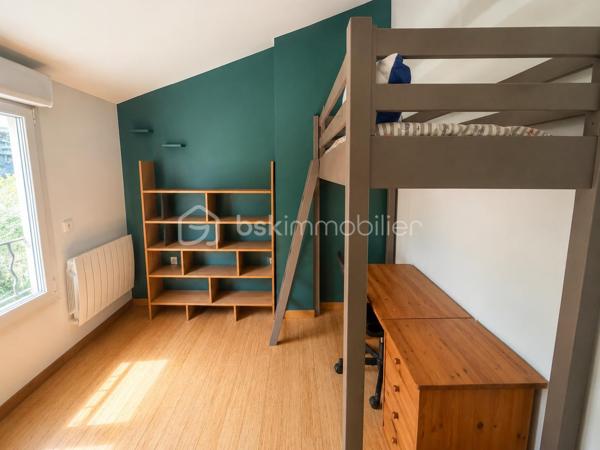 Située à Bry-sur-Marne, à proximité immédiate des transports, des écoles et des commodités, venez découvrir cette maison de caractère d’environ 73 m² habitables, complétée par des espaces aménagés supplémentaires avec accès indépendant depuis le jardin;

Un arrêt de bus se trouve à proximité immédiate de la maison, facilitant notamment l’accès au RER A de Bry-sur-Marne.

Au niveau principal, la maison se compose :
* d’une cuisine,
* d’un WC indépendant,
* d’une petite salle d’eau,
* d’un salon,
* d’un espace séjour chaleureux avec poêle à bois.

À l’étage :
* 3 chambres,
* un WC indépendant.

En complément, le niveau inférieur, non comptabilisé dans la surface habitable annoncée, dispose :

* d’une chambre,
* d’une salle d’eau,
* d’un WC,
* de rangements,
* ainsi que d’un **accès indépendant directement depuis le jardin**.

Cet espace peut répondre à différents besoins : chambre d’amis, espace adolescent, bureau ou espace indépendant.

À l’extérieur, vous profiterez d’un **jardin arboré** ainsi que d’une agréable **terrasse couverte**, véritable prolongement de la maison aux beaux jours.

Parquet, briques apparentes, cheminée / poêle et éléments bois apportent à l’ensemble une atmosphère chaleureuse et pleine de caractère.

DPE D, double vitrage

Une maison atypique offrant de beaux espaces complémentaires et un emplacement pratique pour le quotidien.

**N’hésitez pas à me contacter pour davantage d’informations ou pour organiser une visite.**