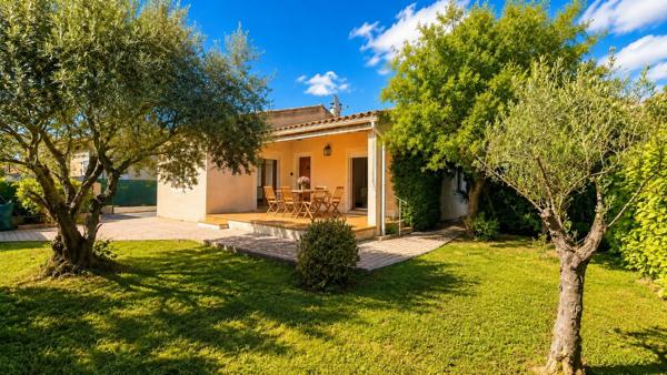 Vous rêvez de tout faire à pied tout en profitant d'un jardin et d'un garage ? Cette maison de plain-pied idéalement située en cœur de ville est une opportunité rare. Contactez moi rapidement pour une visite !