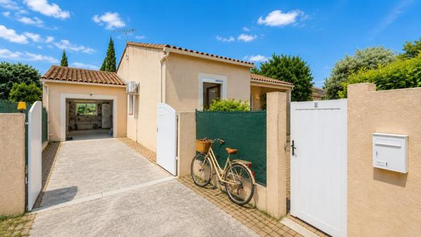 Vous rêvez de tout faire à pied tout en profitant d'un jardin et d'un garage ? Cette maison de plain-pied idéalement située en cœur de ville est une opportunité rare. Contactez moi rapidement pour une visite !