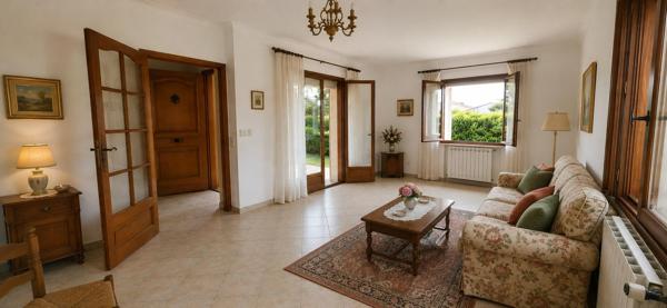 Vous rêvez de tout faire à pied tout en profitant d'un jardin et d'un garage ? Cette maison de plain-pied idéalement située en cœur de ville est une opportunité rare. Contactez moi rapidement pour une visite !