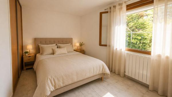 Vous rêvez de tout faire à pied tout en profitant d'un jardin et d'un garage ? Cette maison de plain-pied idéalement située en cœur de ville est une opportunité rare. Contactez moi rapidement pour une visite !