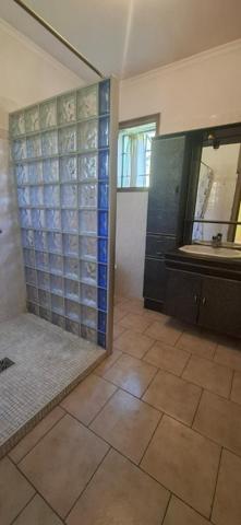 Vous rêvez de tout faire à pied tout en profitant d'un jardin et d'un garage ? Cette maison de plain-pied idéalement située en cœur de ville est une opportunité rare. Contactez moi rapidement pour une visite !