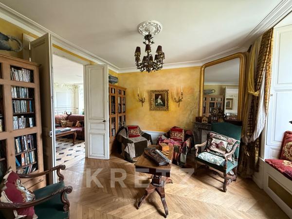 Elégant château du  XVIIIe, dépendances restaurées, 10ha Parc et Forêt