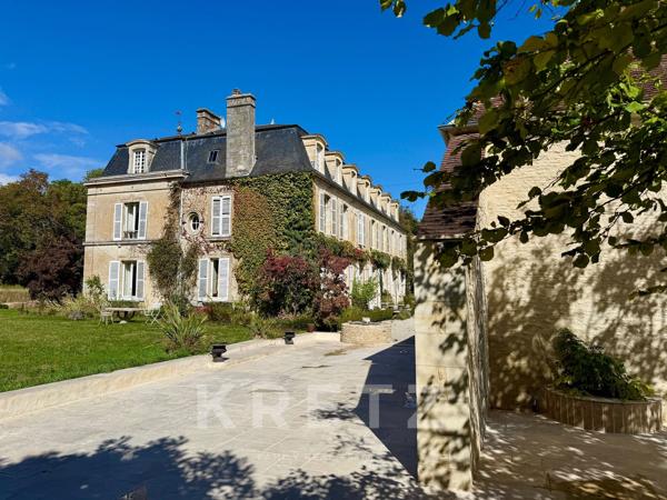 Elégant château du  XVIIIe, dépendances restaurées, 10ha Parc et Forêt