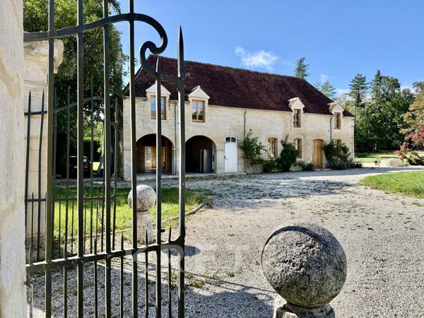 Elégant château du  XVIIIe, dépendances restaurées, 10ha Parc et Forêt