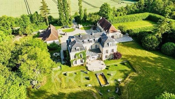 Elégant château du  XVIIIe, dépendances restaurées, 10ha Parc et Forêt