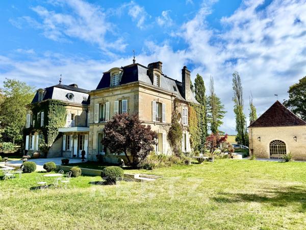 Elégant château du  XVIIIe, dépendances restaurées, 10ha Parc et Forêt