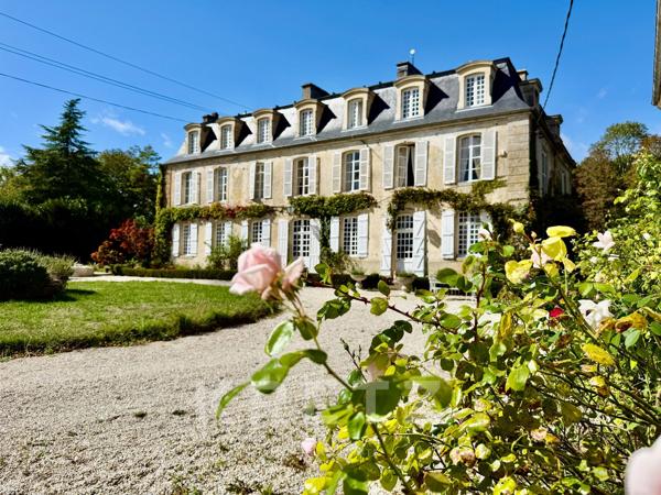 Elégant château du  XVIIIe, dépendances restaurées, 10ha Parc et Forêt