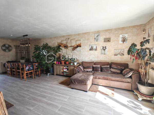 En exclusivité, Sandrine TISSIER vous propose de découvrir cette maison de 173 m² au cœur d'un quartier résidentiel paisible, offrant un cadre de vie tranquille et convivial située à quelques minutes de Coulommiers dans un village aux calme avec école et commerces. 
Construite en 1978, avec des extensions au fur et à mesure de son histoire, cette propriété chaleureuse séduit par sa lumière traversante, ses différents espaces et ses deux terrasses, idéales pour profiter de l'extérieur.

Avec ses 9 pièces, cette maison propose de généreux volumes, parfaits pour recevoir famille et amis. Bien agencée, elle offre un accès aisé aux extérieurs pour un mode de vie chaleureux et lumineux.

Elle se compose d'une entrée donnant sur un double séjour baigné de lumière avec une spacieuse cuisine une arrière cuisine, une salle de sport, un bureau pouvant être aménagée en chambre, un atelier de création.
Vous trouverez également au RDC un double garage avec portes motorisées, un espace rangement. A l'étage du garage vous serez séduits pas une pièce aménagée en salle cinéma ainsi que ses nombreux espaces rangements.
A l'étage de la maison, une pièce palière dessert 4 chambres avec dressing, une salle de bain.
Profitez de sept places de parking, un atout appréciable dans un quartier où le stationnement est essentiel.

Les plus:
- Tout à l'égout
- Terrasses sans vis-à-vis
- Chaudière au gaz de ville de 2024
- Les velux des chambres ont des volets solaires.

Une opportunité idéale pour établir votre cocon familial dans un environnement calme, mais proche de toutes commodités urbaines. N'hésitez pas pour plus d'informations.