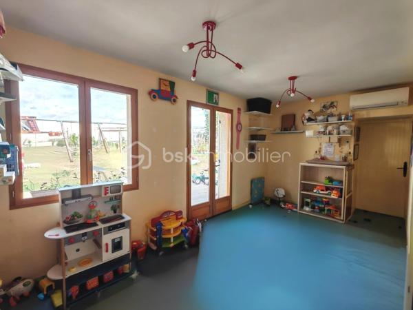 En exclusivité, Sandrine TISSIER vous propose de découvrir cette maison de 173 m² au cœur d'un quartier résidentiel paisible, offrant un cadre de vie tranquille et convivial située à quelques minutes de Coulommiers dans un village aux calme avec école et commerces. 
Construite en 1978, avec des extensions au fur et à mesure de son histoire, cette propriété chaleureuse séduit par sa lumière traversante, ses différents espaces et ses deux terrasses, idéales pour profiter de l'extérieur.

Avec ses 9 pièces, cette maison propose de généreux volumes, parfaits pour recevoir famille et amis. Bien agencée, elle offre un accès aisé aux extérieurs pour un mode de vie chaleureux et lumineux.

Elle se compose d'une entrée donnant sur un double séjour baigné de lumière avec une spacieuse cuisine une arrière cuisine, une salle de sport, un bureau pouvant être aménagée en chambre, un atelier de création.
Vous trouverez également au RDC un double garage avec portes motorisées, un espace rangement. A l'étage du garage vous serez séduits pas une pièce aménagée en salle cinéma ainsi que ses nombreux espaces rangements.
A l'étage de la maison, une pièce palière dessert 4 chambres avec dressing, une salle de bain.
Profitez de sept places de parking, un atout appréciable dans un quartier où le stationnement est essentiel.

Les plus:
- Tout à l'égout
- Terrasses sans vis-à-vis
- Chaudière au gaz de ville de 2024
- Les velux des chambres ont des volets solaires.

Une opportunité idéale pour établir votre cocon familial dans un environnement calme, mais proche de toutes commodités urbaines. N'hésitez pas pour plus d'informations.